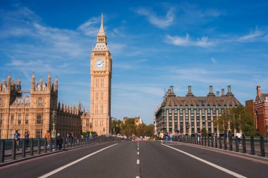 Big Ben, Londra'da Thames Nehri üzerindeki Westminster Köprüsü, Birleşik Krallık. İngilizce sembolü. Güzel kabarık bulutlar, güneşli bir gün