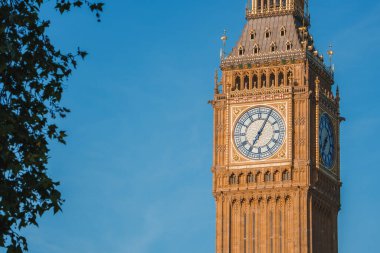 Big Ben, Londra'da Thames Nehri üzerindeki Westminster Köprüsü, Birleşik Krallık. İngilizce sembolü. Güzel kabarık bulutlar, güneşli bir gün