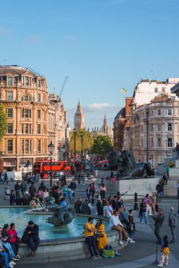 Trafalgar Meydanı, İngiltere 'nin orta kesiminde yer alan bir turistik merkezdir. Nelsons Sütunu, ikonik taş aslanlar ve Dördüncü Plinth 'e ev sahipliği yapar. Görülmesi gereken bir yer..