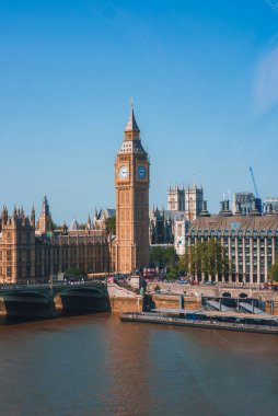 Big Ben, Londra'da Thames Nehri üzerindeki Westminster Köprüsü, Birleşik Krallık. İngilizce sembolü. Güzel kabarık bulutlar, güneşli bir gün