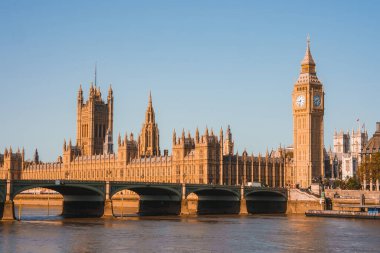 Big Ben, Londra'da Thames Nehri üzerindeki Westminster Köprüsü, Birleşik Krallık. İngilizce sembolü. Güzel kabarık bulutlar, güneşli bir gün