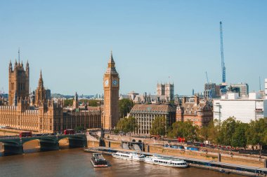 Big Ben, Londra'da Thames Nehri üzerindeki Westminster Köprüsü, Birleşik Krallık. İngilizce sembolü. Güzel kabarık bulutlar, güneşli bir gün