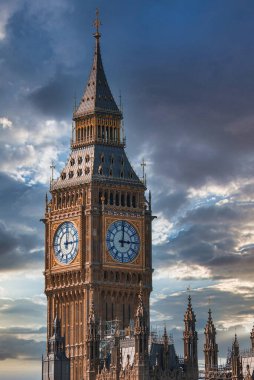 Big Ben, Londra'da Thames Nehri üzerindeki Westminster Köprüsü, Birleşik Krallık. İngilizce sembolü. Güzel kabarık bulutlar, güneşli bir gün