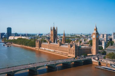 Big Ben, Londra'da Thames Nehri üzerindeki Westminster Köprüsü, Birleşik Krallık. İngilizce sembolü. Güzel kabarık bulutlar, güneşli bir gün