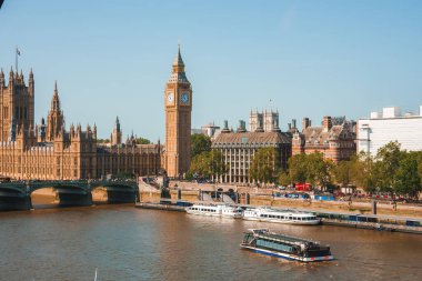 Big Ben, Londra'da Thames Nehri üzerindeki Westminster Köprüsü, Birleşik Krallık. İngilizce sembolü. Güzel kabarık bulutlar, güneşli bir gün
