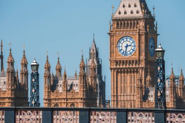 Big Ben, Londra'da Thames Nehri üzerindeki Westminster Köprüsü, Birleşik Krallık. İngilizce sembolü. Güzel kabarık bulutlar, güneşli bir gün