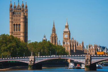 Big Ben, Londra'da Thames Nehri üzerindeki Westminster Köprüsü, Birleşik Krallık. İngilizce sembolü. Güzel kabarık bulutlar, güneşli bir gün