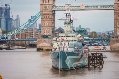 Londong 'u Thames Nehri' ndeki Southwark 'a bağlayan İkonik Kule Köprüsü. HMS Belfast 'ın yakın görüntüsü