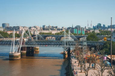 Big Ben, Londra'da Thames Nehri üzerindeki Westminster Köprüsü, Birleşik Krallık. İngilizce sembolü. Güzel kabarık bulutlar, güneşli bir gün