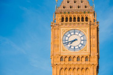 Big Ben, Londra'da Thames Nehri üzerindeki Westminster Köprüsü, Birleşik Krallık. İngilizce sembolü. Güzel kabarık bulutlar, güneşli bir gün
