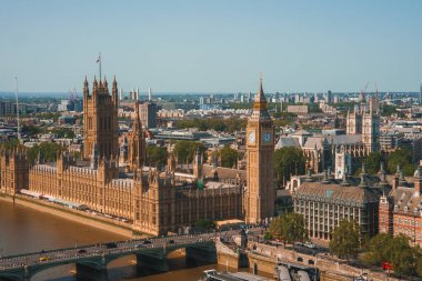 Big Ben, Londra'da Thames Nehri üzerindeki Westminster Köprüsü, Birleşik Krallık. İngilizce sembolü. Güzel kabarık bulutlar, güneşli bir gün