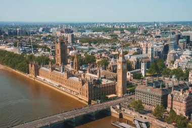 Big Ben, Londra'da Thames Nehri üzerindeki Westminster Köprüsü, Birleşik Krallık. İngilizce sembolü. Güzel kabarık bulutlar, güneşli bir gün