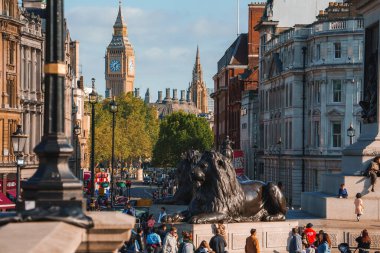 Trafalgar Meydanı, İngiltere 'nin orta kesiminde yer alan bir turistik merkezdir. Nelsons Sütunu, ikonik taş aslanlar ve Dördüncü Plinth 'e ev sahipliği yapar. Görülmesi gereken bir yer..