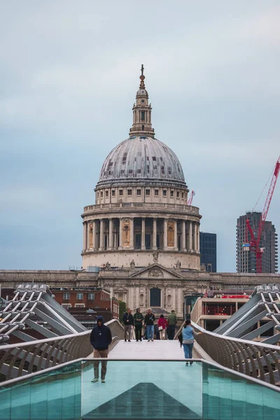 Londyńczycy Spacerujący Millennium Bridge Katedrą Pawła Tle Zachodzie Słońca Londyn — Zdjęcie stockowe