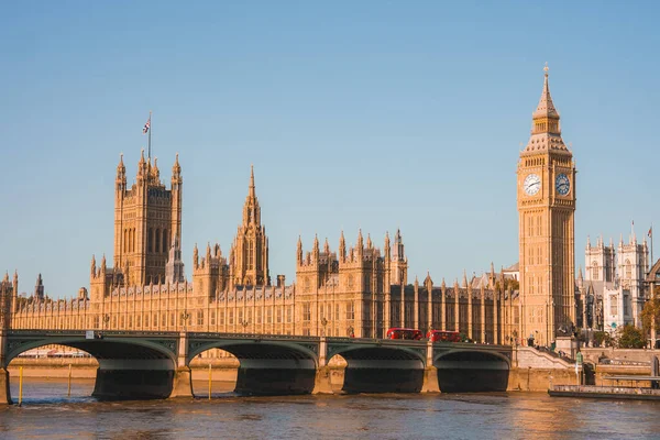 Big Ben, Londra'da Thames Nehri üzerindeki Westminster Köprüsü, Birleşik Krallık. İngilizce sembolü. Güzel kabarık bulutlar, güneşli bir gün