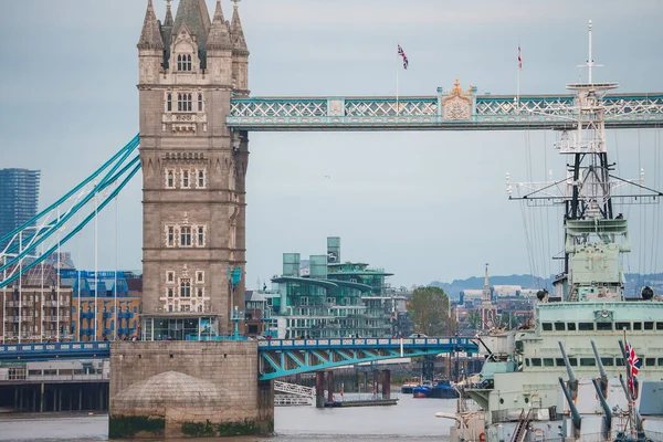 Londong 'u Thames Nehri' ndeki Southwark 'a bağlayan İkonik Kule Köprüsü. HMS Belfast 'ın yakın görüntüsü