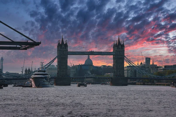 Iconico Tower Bridge Che Collega Londong Con Southwark Sul Tamigi — Foto Stock