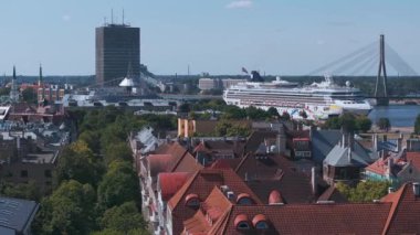 Büyük gemi - Norveç Şafağı - Riga, Letonya 'nın merkezine yanaştı. Riga şehrinin hava görüntüsü.