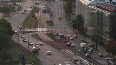 Riga, Letonya 'da yaz günbatımı. Gün batımında Letonya 'nın başkenti Riga' nın hava manzarası. Şehirden geçen güzel binalar, köprüler ve nakliye araçları.