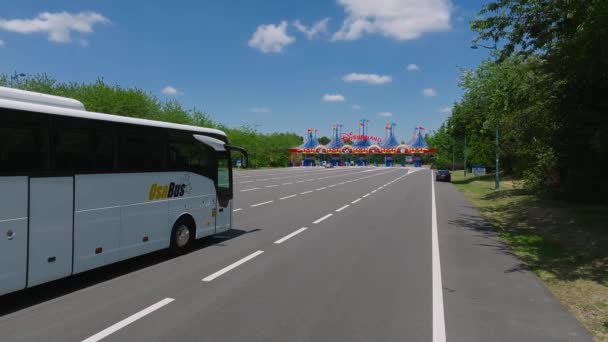 Weißer Moderner Komfortabler Touristenbus Der Durch Die Autobahn Nach Disneyland — Stockvideo