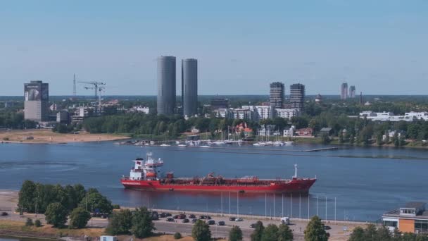 Tanker Der Mitte Des Flusses Dreht Sich Riesiges Industrieschiff Riga — Stockvideo