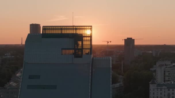 Luchtfoto Van Letse Nationale Bibliotheek Bij Zonsondergang Prachtige Filmische Riga — Stockvideo