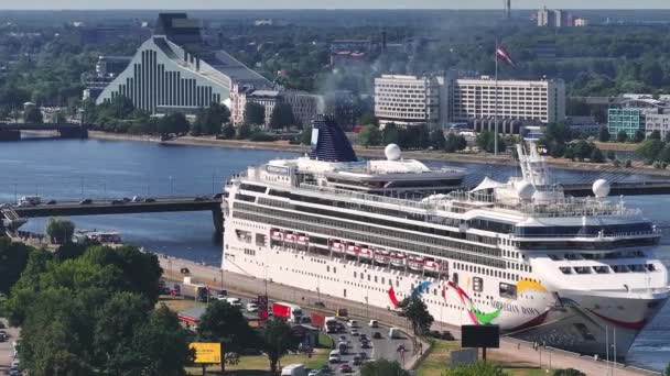 Enorme Crucero Norwegian Dawn Barco Atracado Centro Riga Letonia Vista — Vídeo de stock