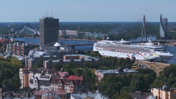 一艘大型游轮 挪威黎明号 停泊在拉脱维亚里加中心 里加市的空中景观 — 图库视频影像