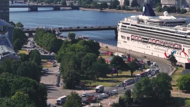 Enorme Crucero Norwegian Dawn Barco Atracado Centro Riga Letonia Vista — Vídeos de Stock