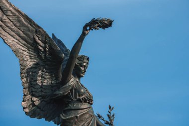 Arka planda açık mavi gökyüzü olan Anayasa Kemeri. Güneşli bir günde ünlü mermer heykelin kapanışı. Londra 'nın İkonik Sembolü