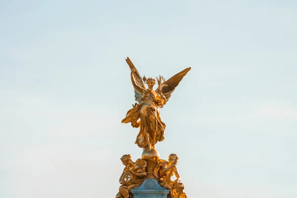 Anjo Ouro Memorial Victoria Símbolo Icônico Londres Dia Ensolarado Estátua — Fotografia de Stock