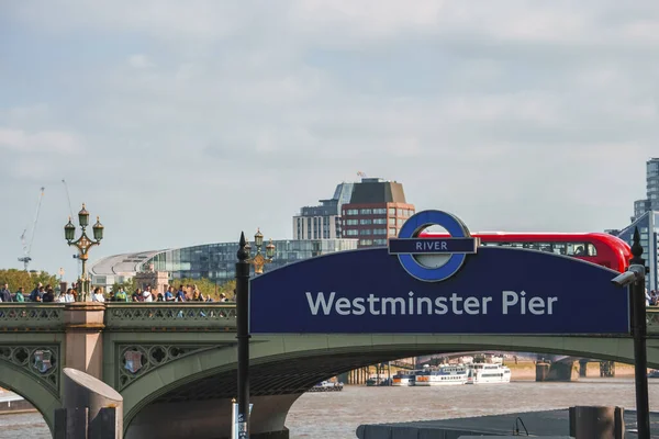 Голубая Вывеска Вестминстерского Пирса Берегу Темзы Туристы Ходят Знаменитому Мосту — стоковое фото