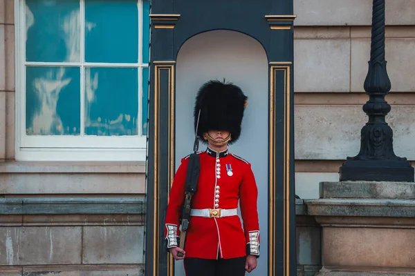 Katona Áll Buckingham Palota Előtt Londonban Királyi Tartja Puskát Kezében — Stock Fotó