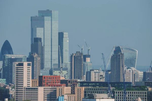 住宅街の中にある有名な金融高層ビル 青空を背景にした現代都市 ロンドンの都市開発のハイアングルビュー — ストック写真