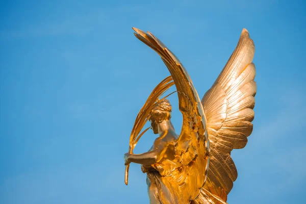 Nærbillede Victoria Memorial Gyldne Engel Ikonisk Symbol London Berømte Skulptur - Stock-foto