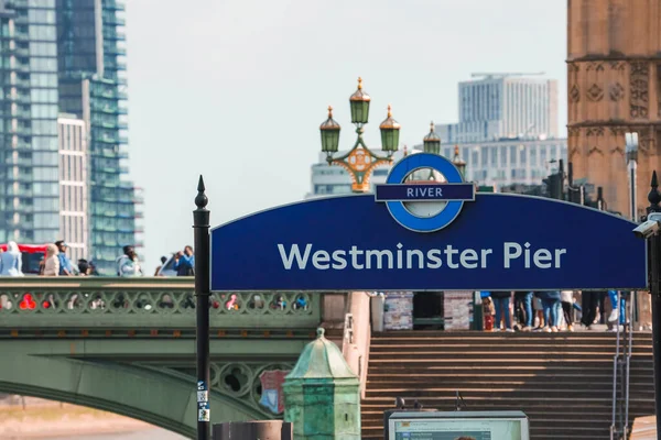 Westminster Piren Skylt Huvudstaden Turister Promenader Bron Med Himlen Bakgrunden — Stockfoto