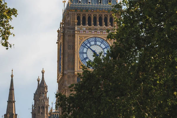 Niski Kąt Widzenia Zbliżenie Big Ben Pałacu Westminster Słynna Atrakcja — Zdjęcie stockowe