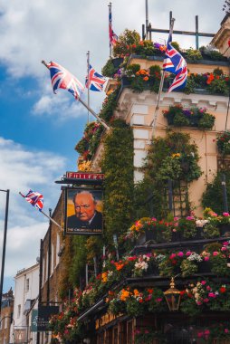 Winston Churchill 'in şehirdeki ünlü bardaki görüntüsü. Direkte Birleşik Krallık Bayrakları asılı. Londra 'nın ikon sembolü.