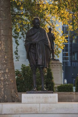 Parlamento Meydanı Bahçesi 'nde Mahatma Gandi heykeli. Londra 'nın ikonik sembolü. Hintli eylemci ve siyasi liderin heykeli.