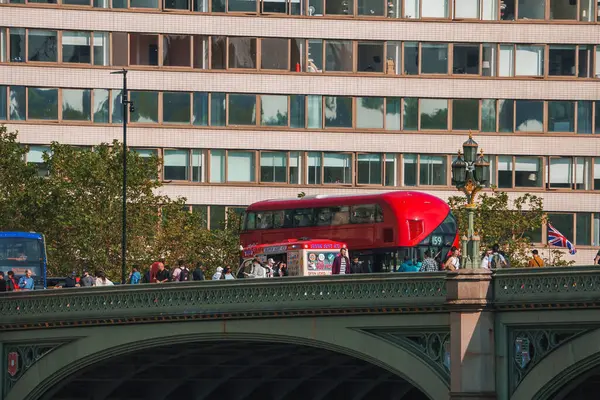 Groupe Personnes Marchant Sur Pont Westminster Bus Déplaçant Sur Structure — Photo