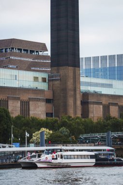 Arka planda Tate Modern ile Thames nehrine demir atmış. Şehrin nehir kıyısındaki ünlü modern sanat galerisi. Londra 'nın popüler turistik merkezi..