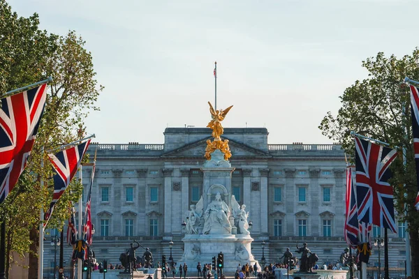 Buckingham Sarayı 'nın önündeki Victoria Anıtı' nın Altın Meleği. Güneşli bir günde Londra 'nın ikonik sembolü. Turistler tatilde ünlü heykel başında boş vakitlerini geçiriyorlar