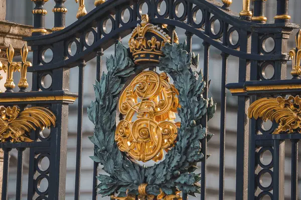 Primo Piano Colpo Scudo Sul Cancello Metallo Ingresso Buckingham Palace — Foto Stock