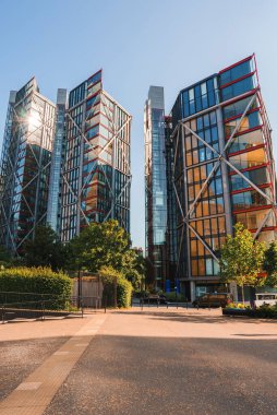 Arka planda mavi gökyüzü olan modern finans binası. Güneşli bir günde şehirde gökdelen. Londra 'da şehir merkezinden yola.