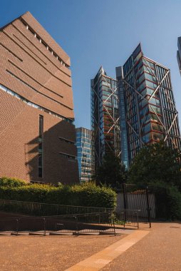 Londra 'daki Tate Modern Müzesi cephesi. Şehirdeki en ünlü sanat galerisi. Güneşli bir günde inşa edilen patika.