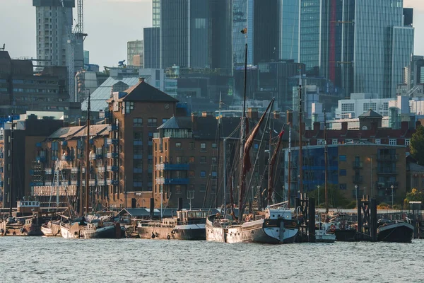 テムズ川の港に浮かぶセーリングバージ 背景に空がある現代の高層ビル 晴れた日のロンドンの首都の景観 — ストック写真