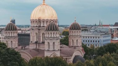 Riga şehrinin güzel hava manzarası - Letonya 'nın başkenti. İsa Katedrali - Ünlü Kilise ve Tarihi Yer