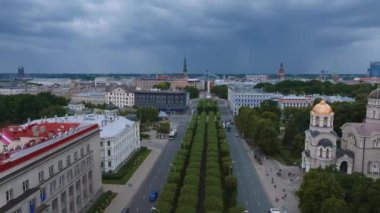 Riga şehrinin güzel hava manzarası - Letonya 'nın başkenti. Özgürlük Anıtı Milda - Letonya 'nın özgürlük sembolü.