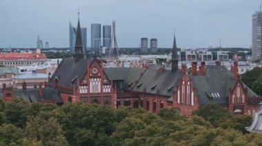 Riga şehrinin güzel hava manzarası - Letonya 'nın başkenti. Letonya Sanat Akademisi.