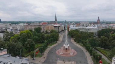 Riga şehrinin güzel hava manzarası - Letonya 'nın başkenti. Özgürlük Anıtı Milda - Letonya 'nın özgürlük sembolü.